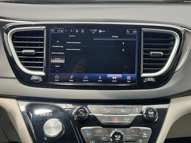 Used 2023 Chrysler Pacifica Touring-L FWD image 16