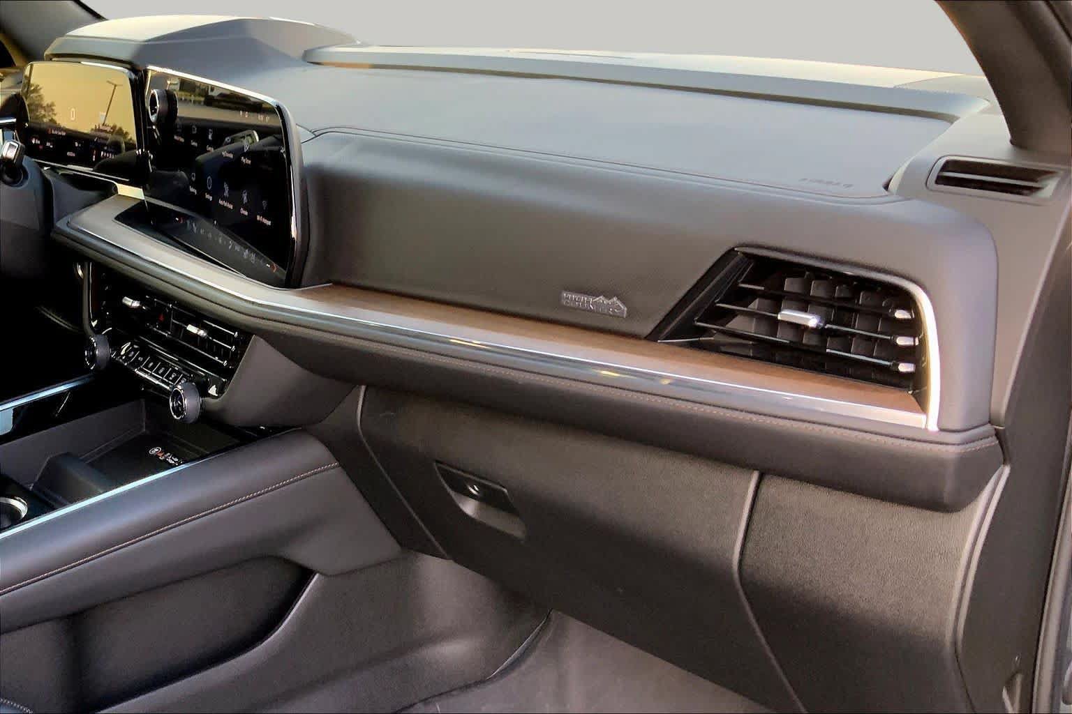 Used 2025 Chevrolet Tahoe High Country AWD/4WD image 18