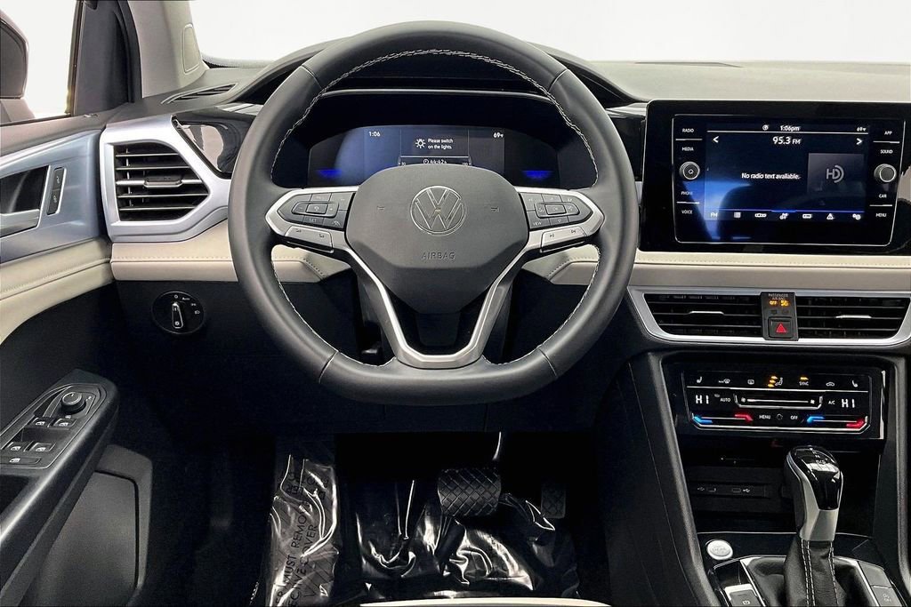 Used 2025 Volkswagen Taos SE image 7