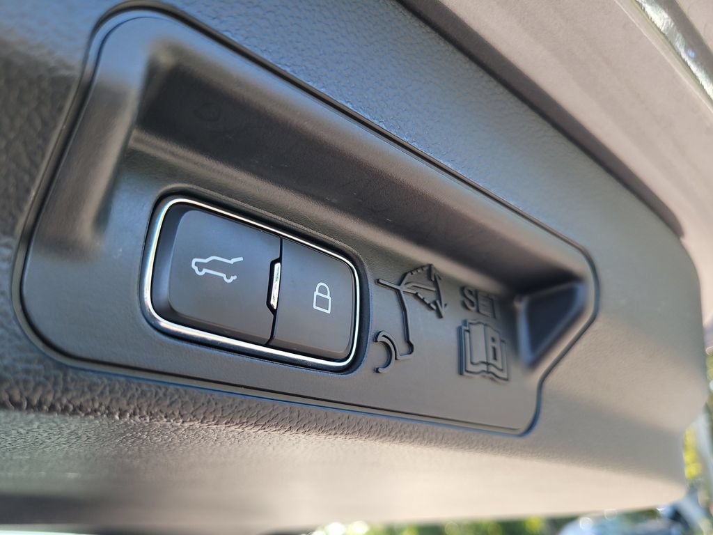 Certified 2024 Ford Explorer Limited RWD image 8