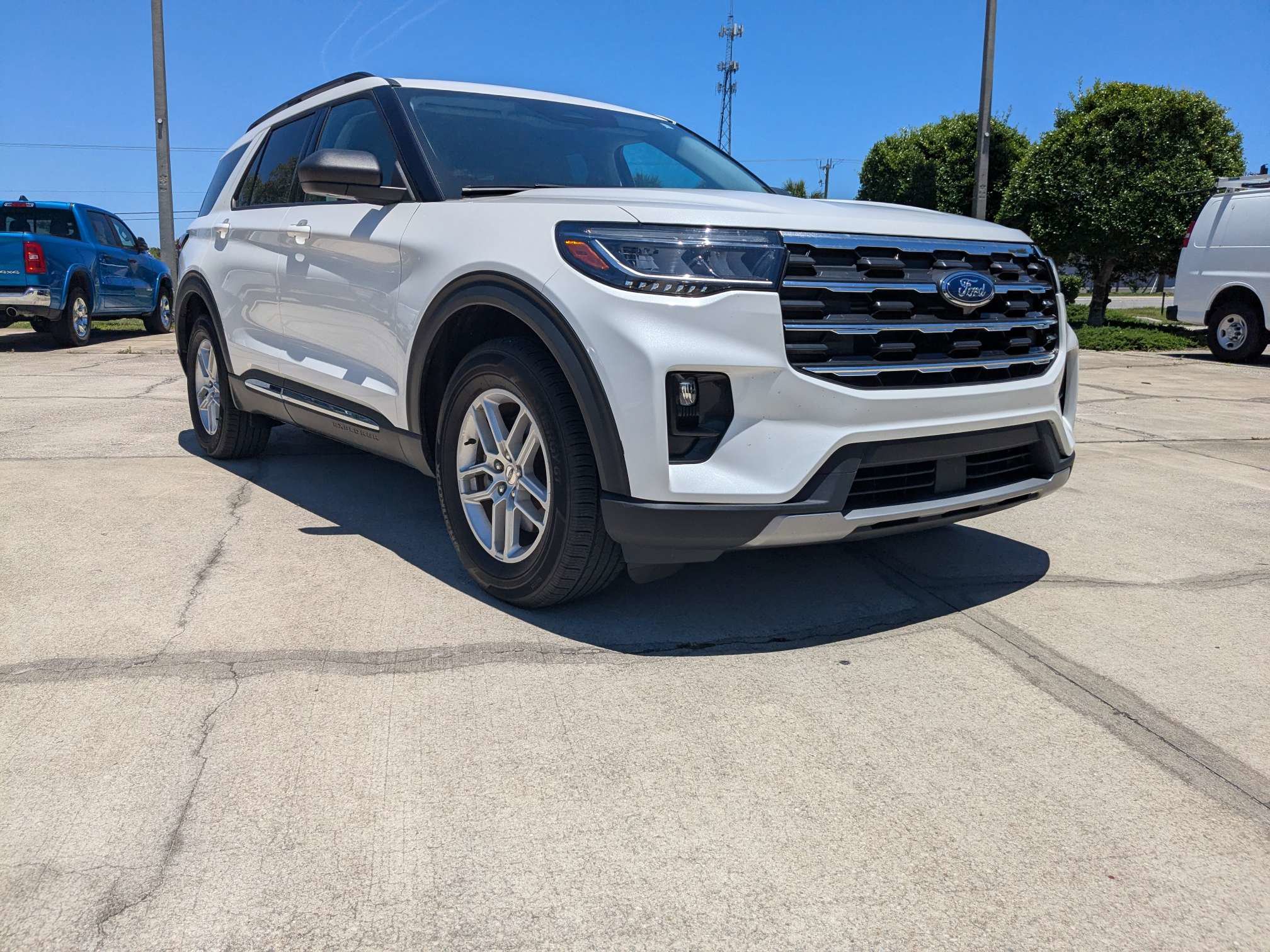 Certified 2025 Ford Explorer Active w/ Active Comfort Package RWD image 2