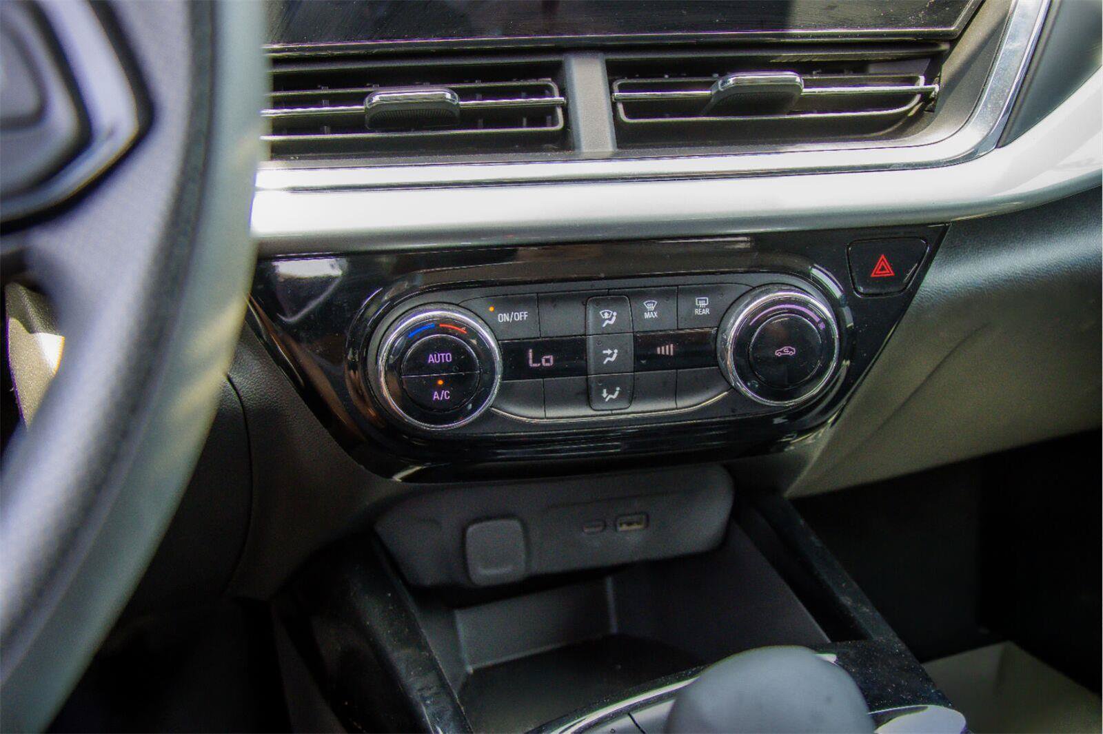 Used 2025 Chevrolet Trax LT FWD image 16
