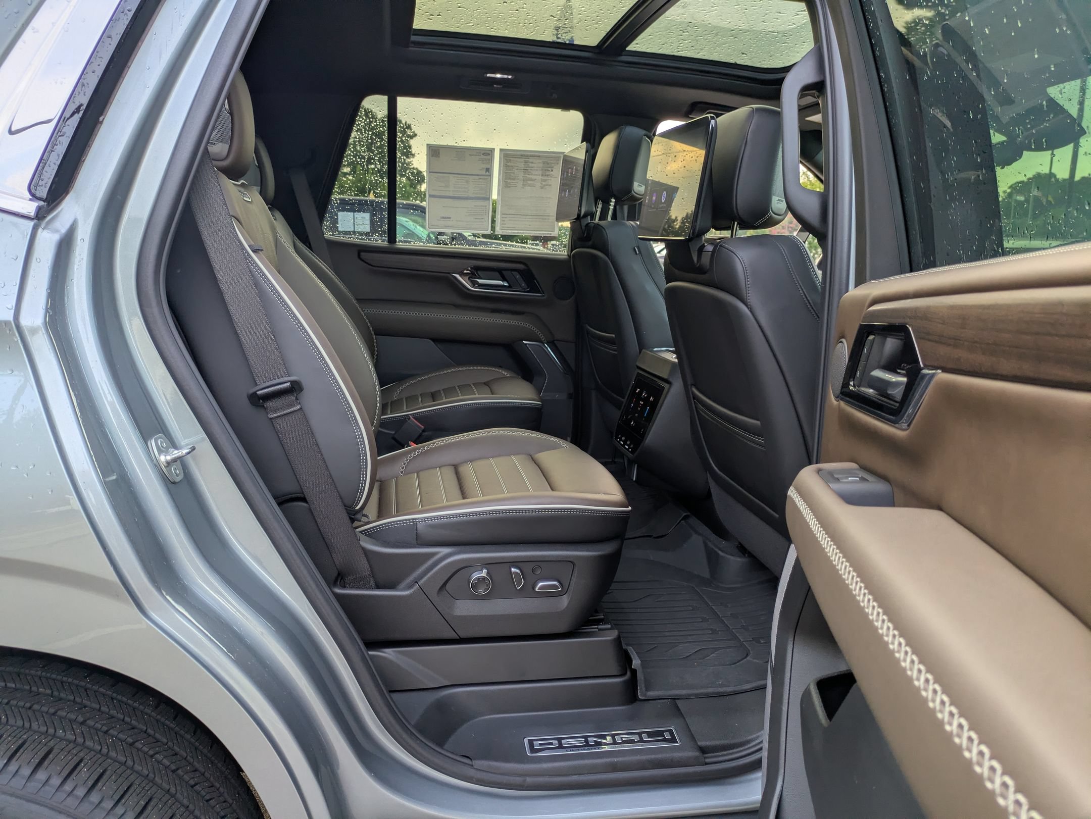 Used 2025 GMC Yukon Denali Ultimate AWD/4WD image 35