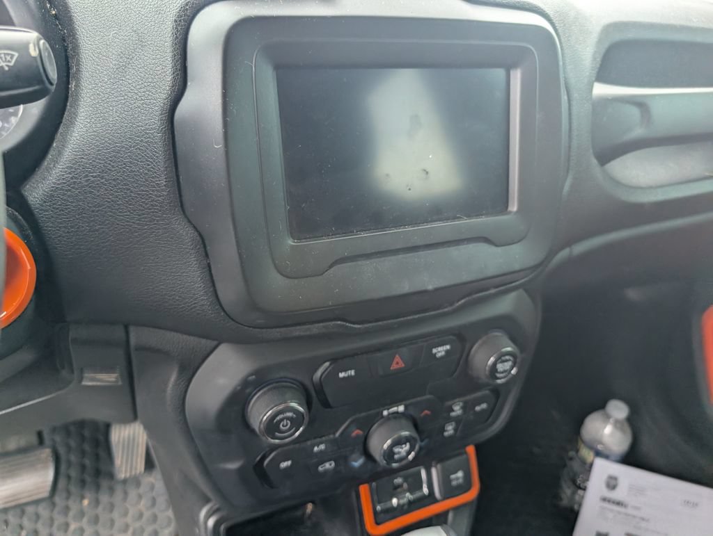 Used 2020 Jeep Renegade Latitude FWD image 17