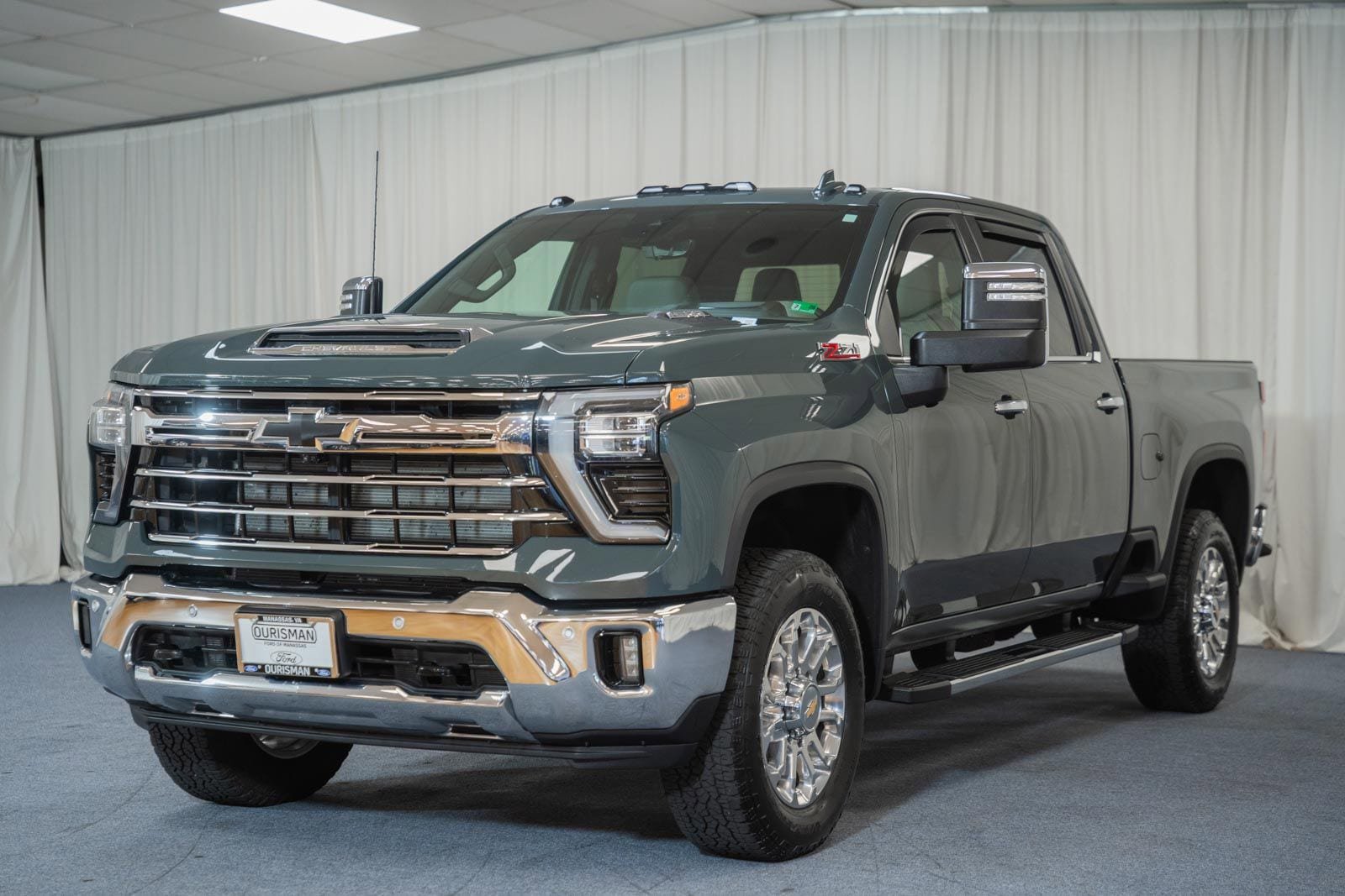 Used 2025 Chevrolet Silverado 2500 LTZ w/ LTZ Premium Package AWD/4WD image 3