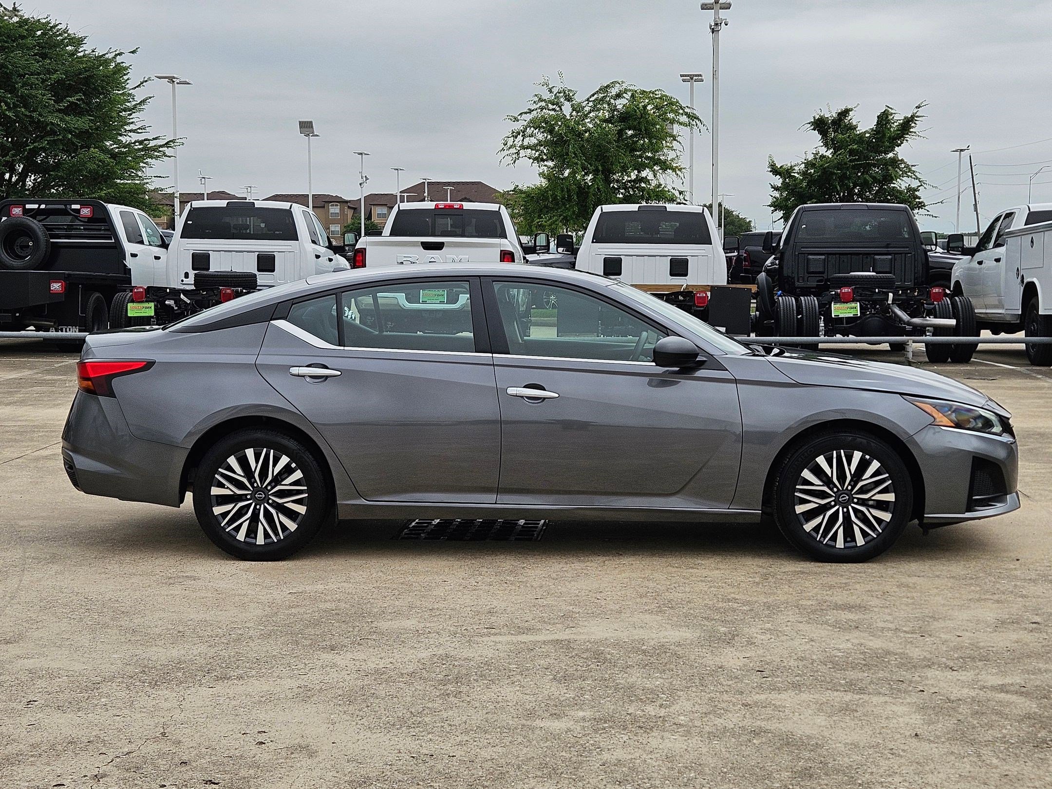 Used 2025 Nissan Altima 2.5 SV FWD image 2