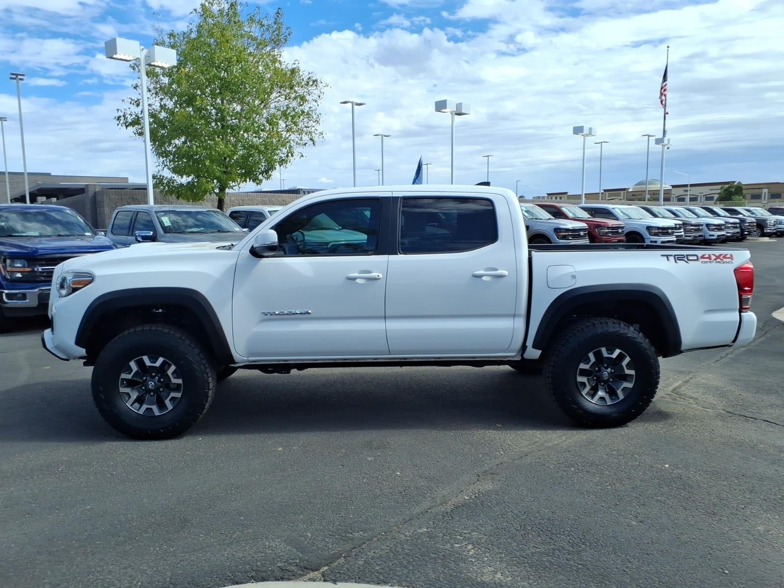 Used 2017 Toyota Tacoma TRD Off-Road w/ Premium & Technology Package AWD/4WD image 7