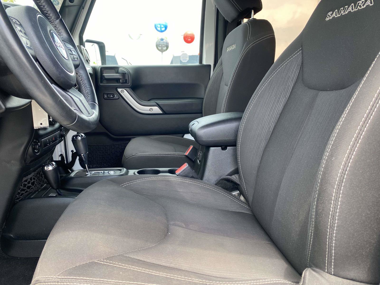 Used 2018 Jeep Wrangler Sahara w/ Connectivity Group AWD/4WD image 13
