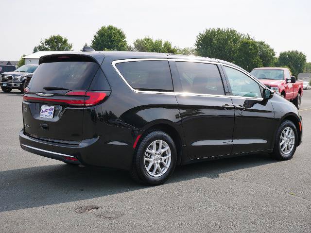 Used 2024 Chrysler Pacifica Touring-L FWD image 5