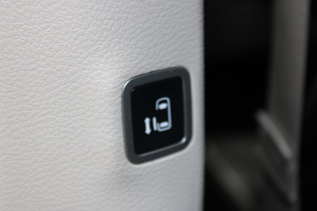Used 2023 Chrysler Pacifica Limited FWD image 22