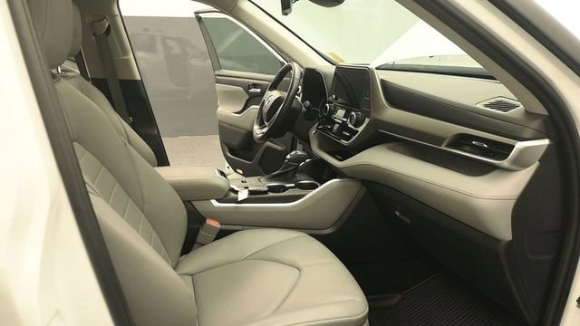 Used 2023 Toyota Highlander XLE AWD/4WD image 16