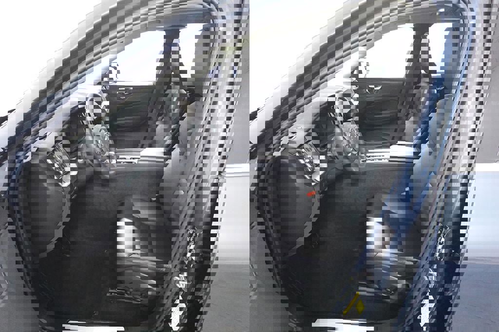 Used 2023 Volvo XC60 B5 Core image 9