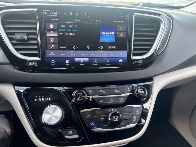 Used 2024 Chrysler Pacifica Touring-L image 22