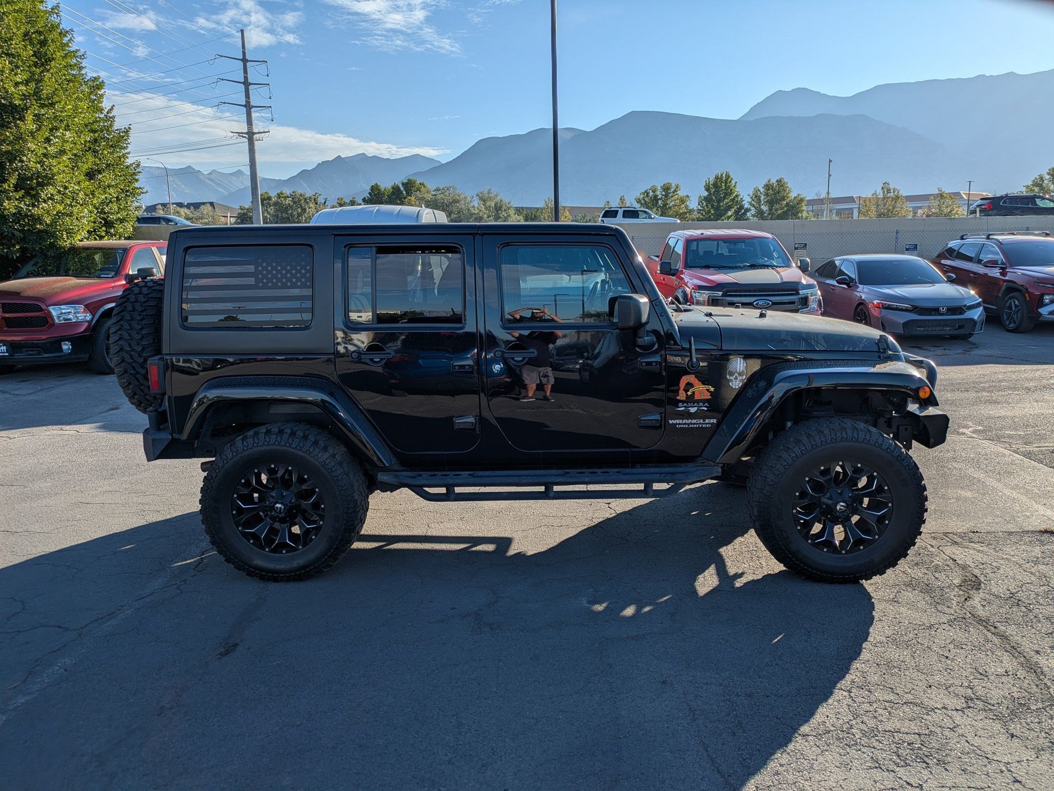 Used 2017 Jeep Wrangler Unlimited Sahara w/ Connectivity Group AWD/4WD image 2