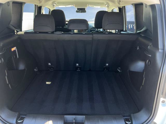 Used 2020 Jeep Renegade Latitude FWD image 18