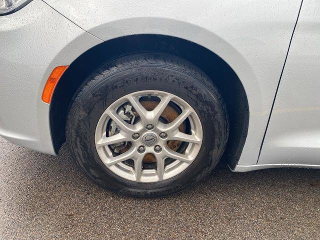 Used 2024 Chrysler Pacifica Touring-L image 16