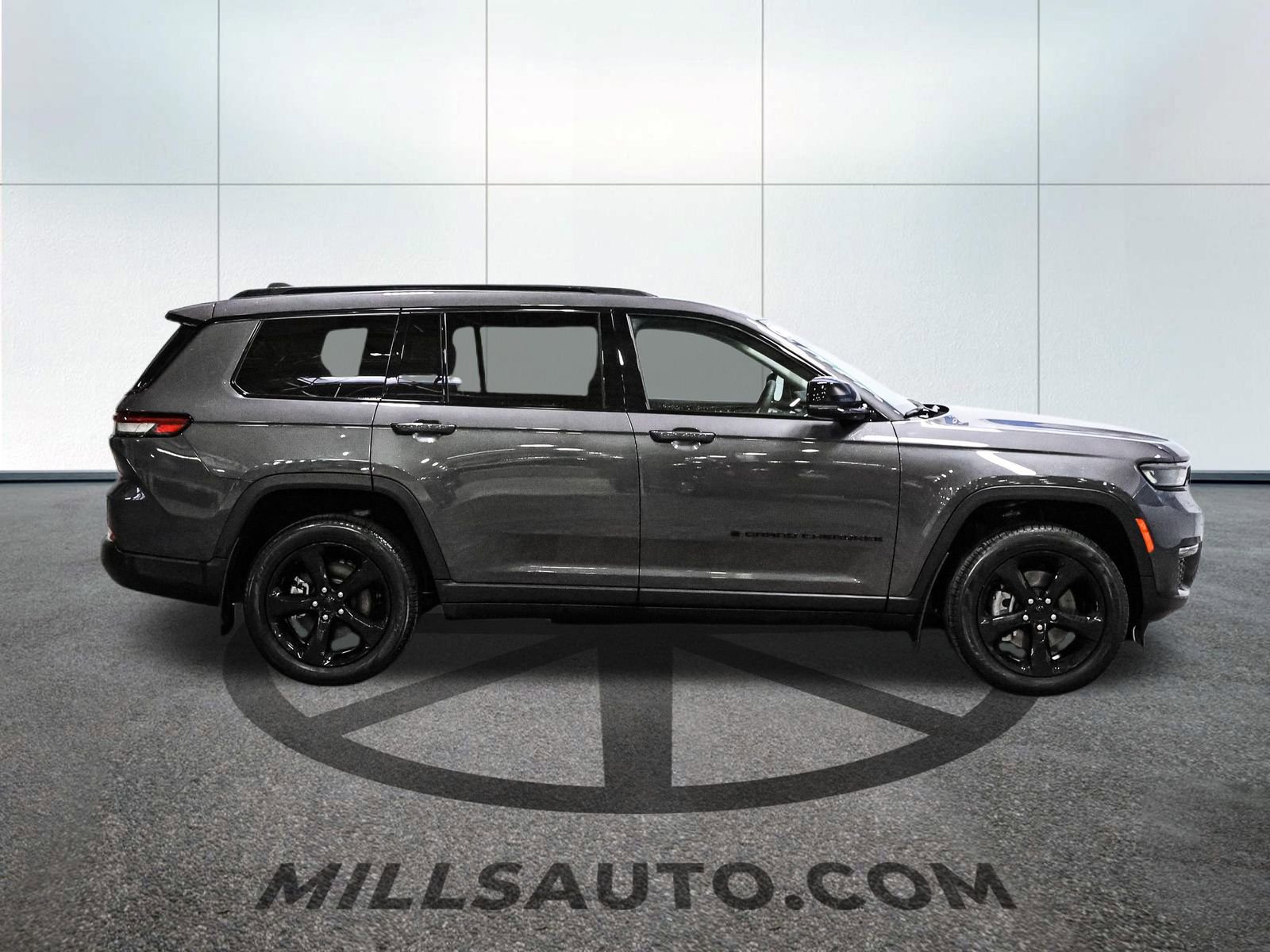 Used 2023 Jeep Grand Cherokee L Limited w/ Black Appearance Package AWD/4WD image 9
