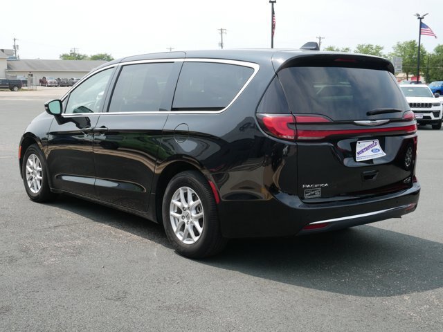Used 2024 Chrysler Pacifica Touring-L FWD image 6