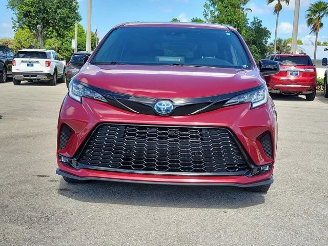 Used 2022 Toyota Sienna XSE image 6