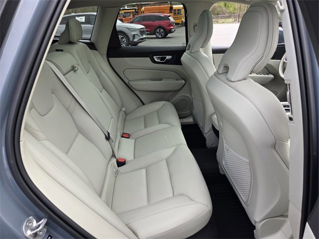 Used 2022 Volvo XC60 B5 Momentum image 15
