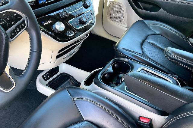 Used 2023 Chrysler Pacifica Touring-L FWD image 14