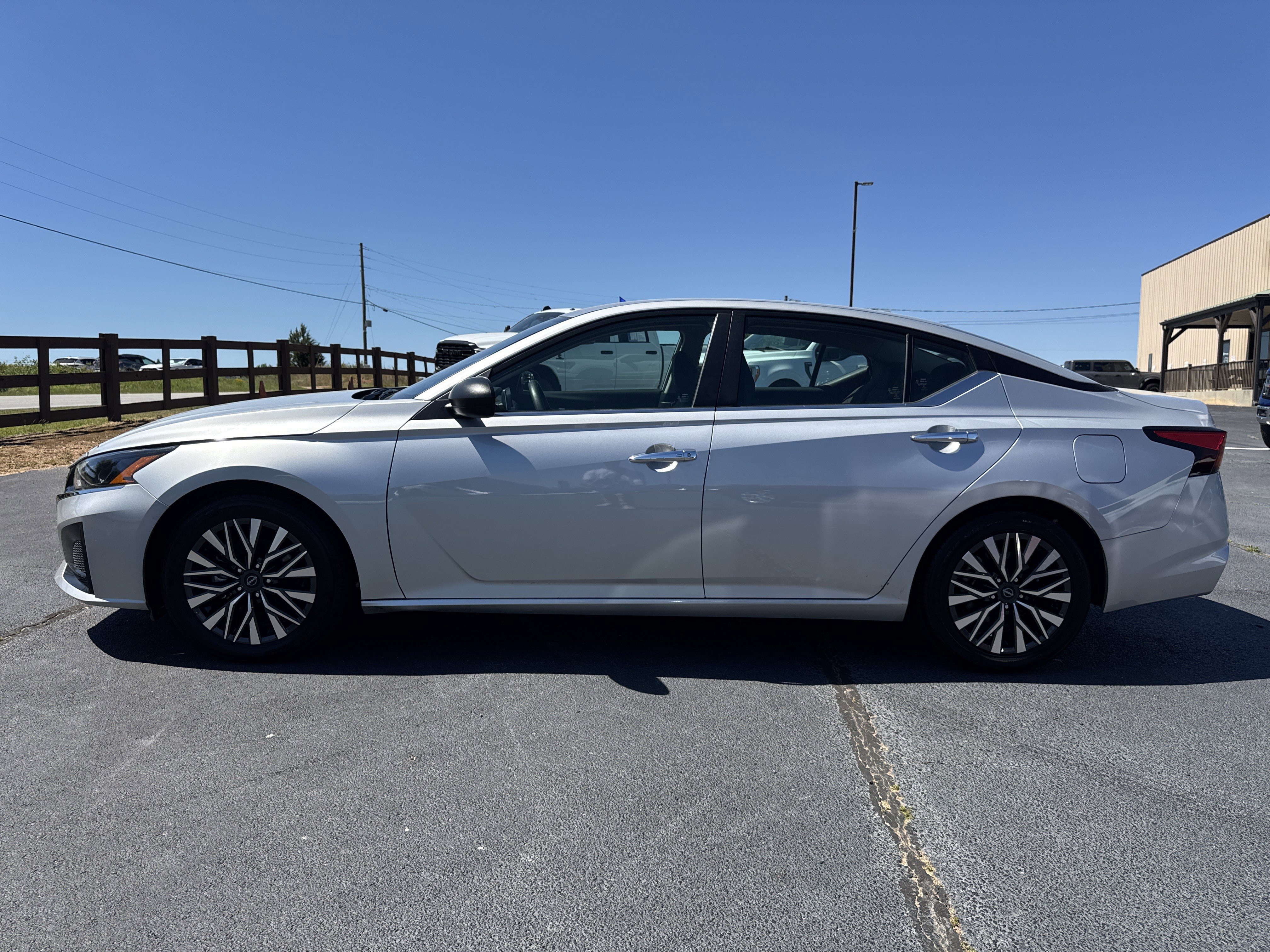 Used 2024 Nissan Altima 2.5 SV FWD image 8