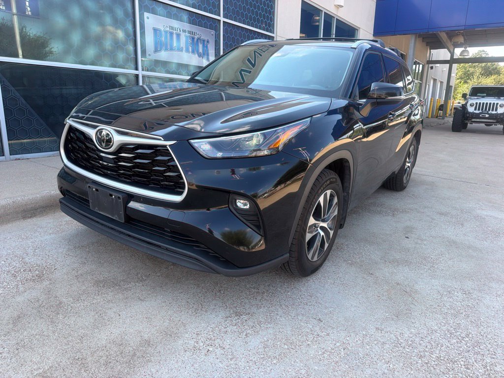 Used 2022 Toyota Highlander XLE FWD image 2