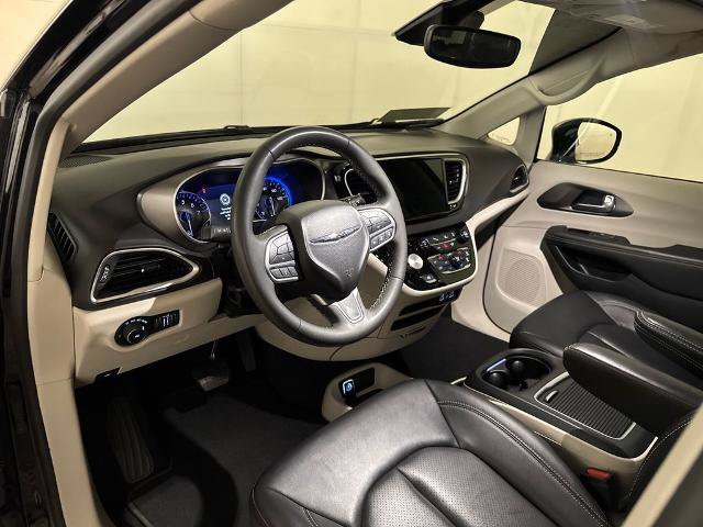 Used 2024 Chrysler Pacifica Touring-L FWD image 6