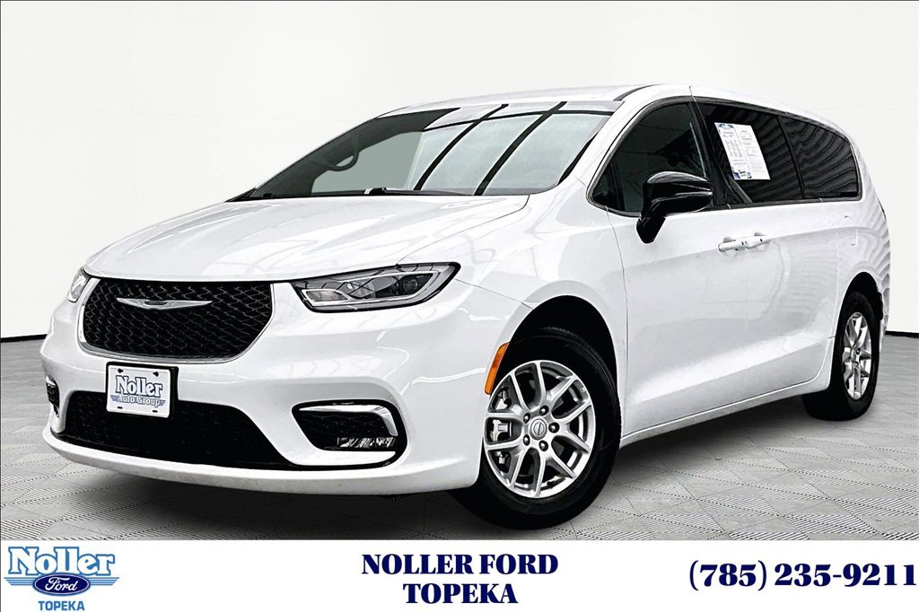 Used 2025 Chrysler Pacifica Select