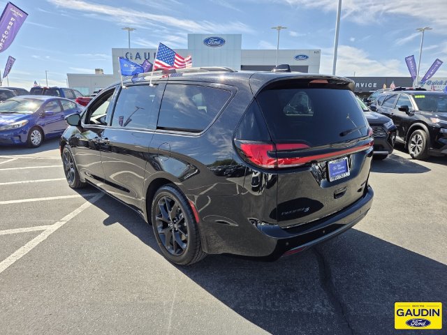 Used 2025 Chrysler Pacifica Limited FWD image 5