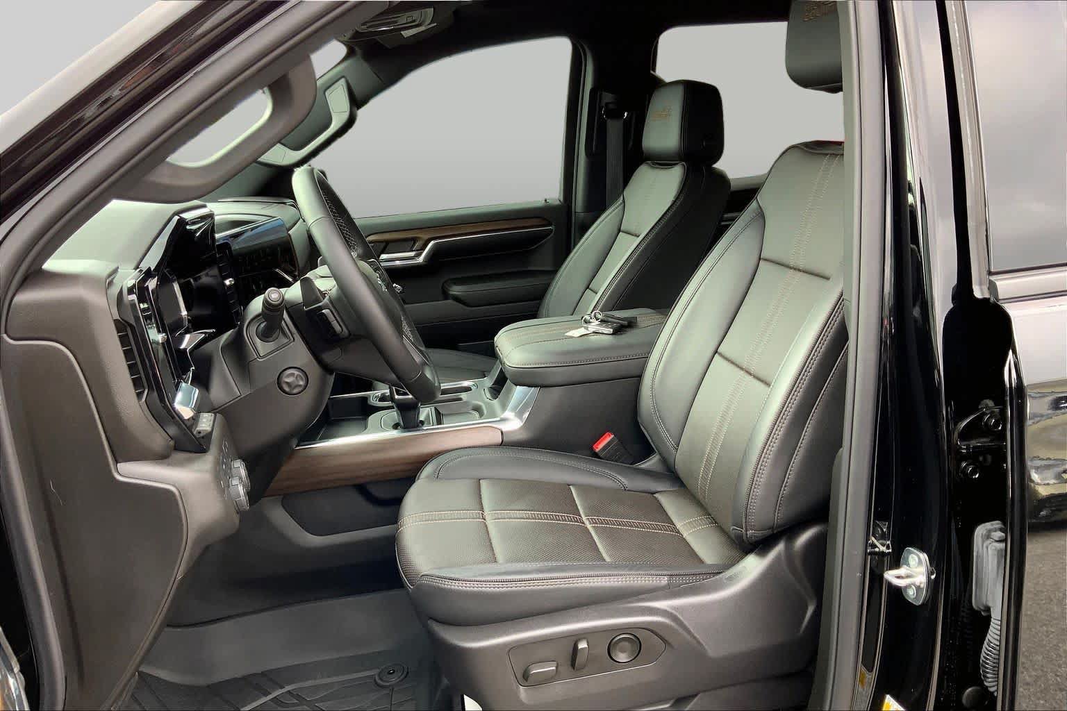 Used 2024 Chevrolet Silverado 1500 High Country w/ Midnight Edition AWD/4WD image 8