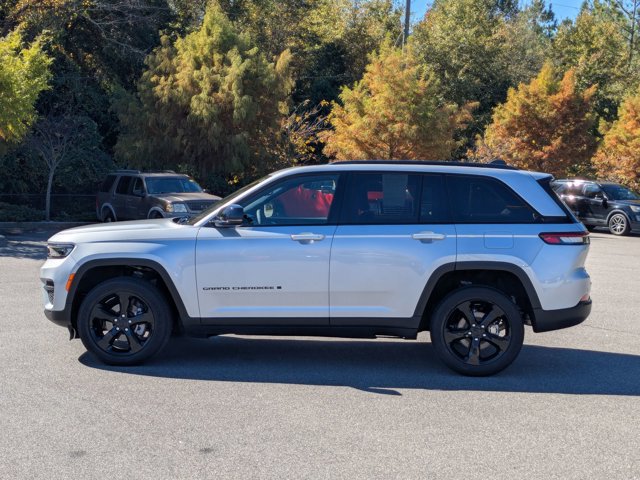 Used 2023 Jeep Grand Cherokee Altitude image 2