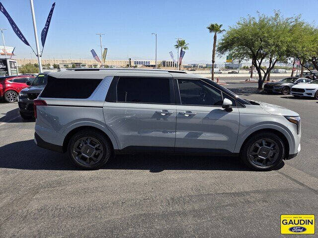 Used 2025 Kia Carnival EX FWD image 8