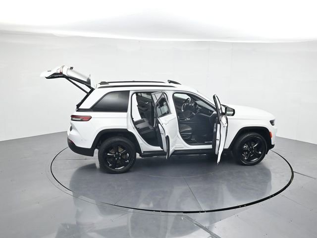 Used 2023 Jeep Grand Cherokee Altitude RWD image 42