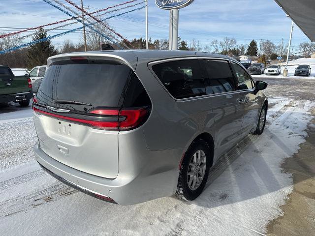 Used 2024 Chrysler Pacifica Touring-L image 3