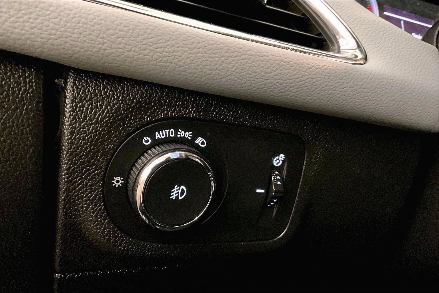 Used 2019 Chevrolet Cruze Premier w/ Sun And Sound Package image 30