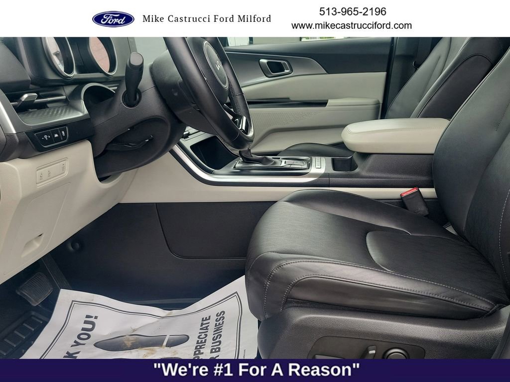 Used 2023 Kia Carnival LX FWD image 19