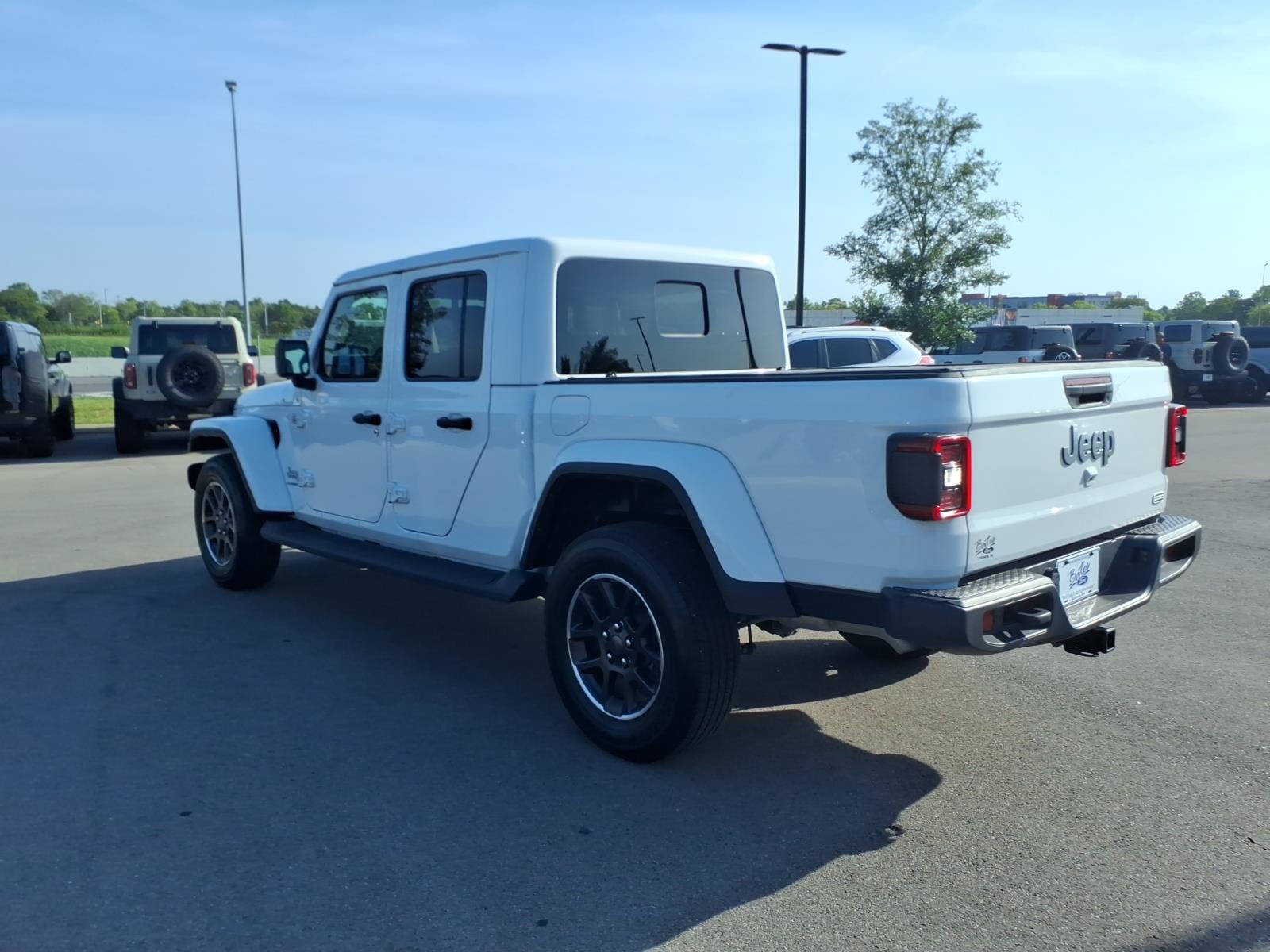 Used 2022 Jeep Gladiator Overland w/ LED Lighting Group AWD/4WD image 5
