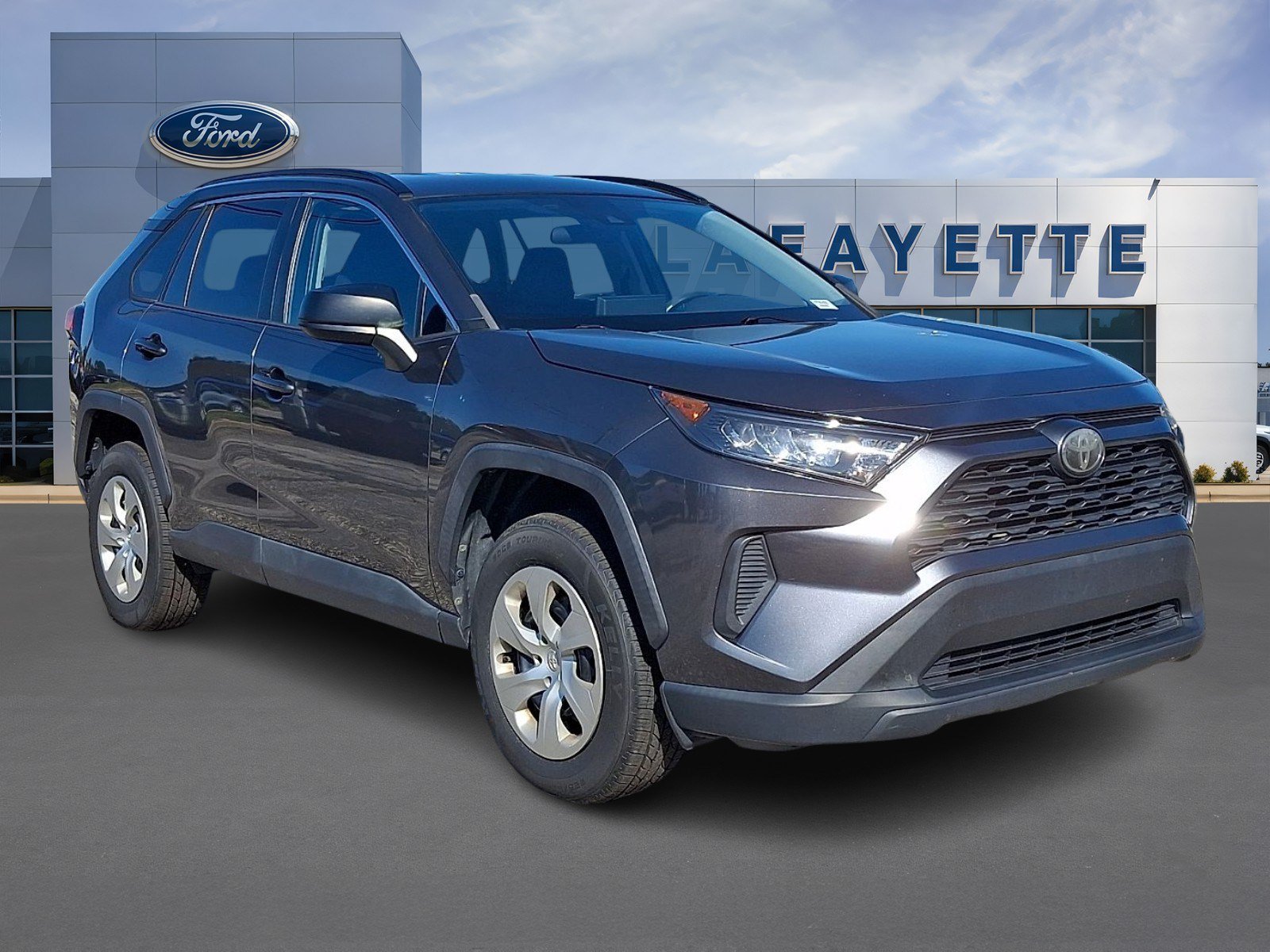 Used 2019 Toyota RAV4 LE FWD image 1