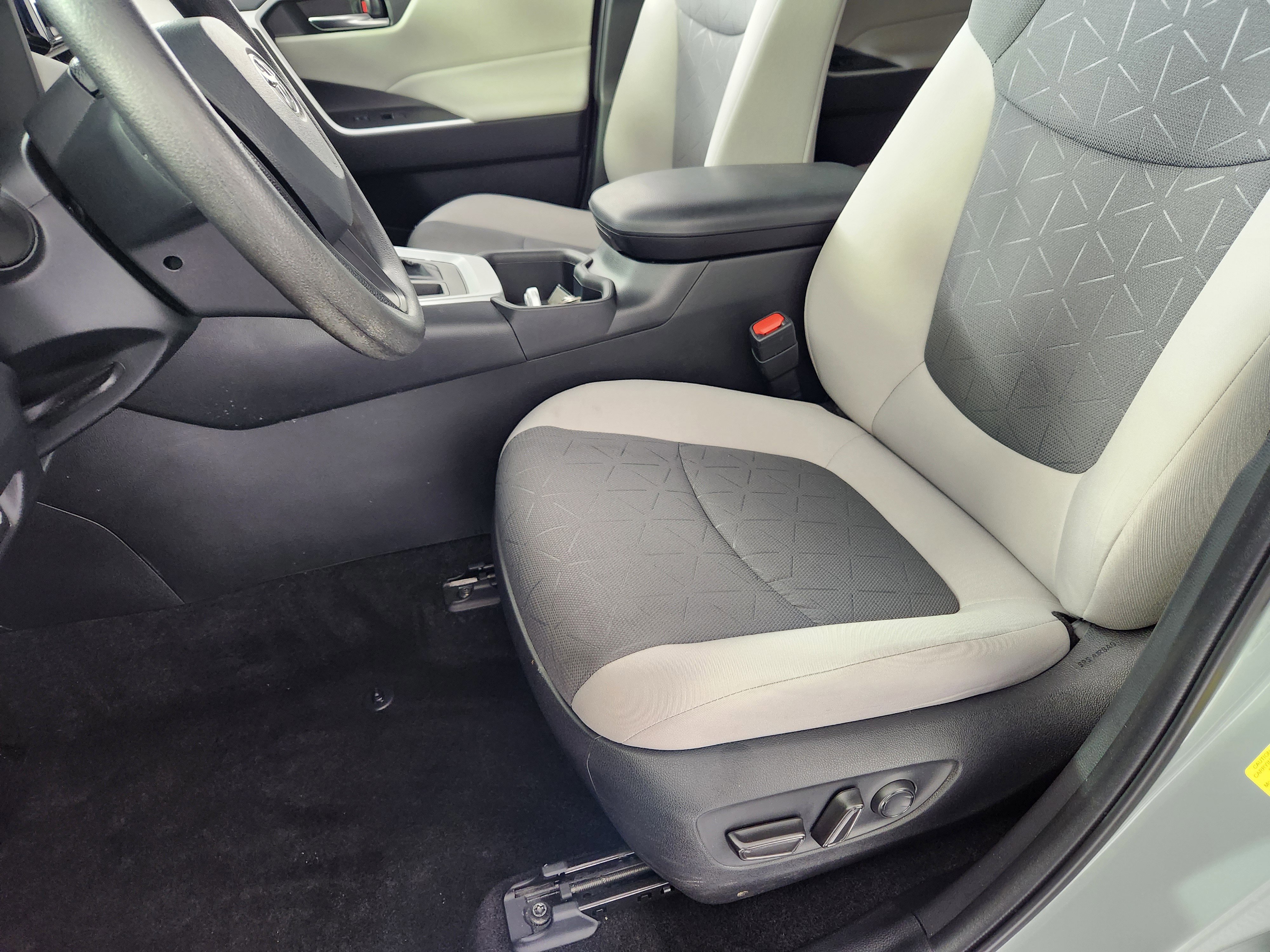 Used 2022 Toyota RAV4 XLE image 12