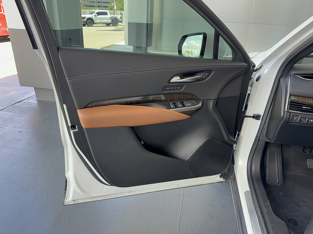 Used 2023 Cadillac XT4 Premium Luxury w/ Technology Package FWD image 8