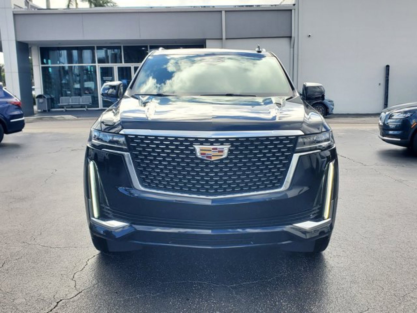 Used 2022 Cadillac Escalade Luxury image 2