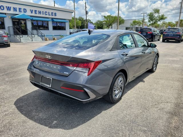 Used 2025 Hyundai Elantra Hybrid FWD image 5
