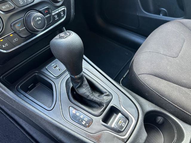 Used 2019 Jeep Cherokee Latitude w/ Popular Appearance Group FWD image 16
