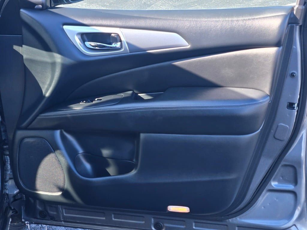 Used 2018 Nissan Pathfinder SL w/ Midnight Edition Package image 6