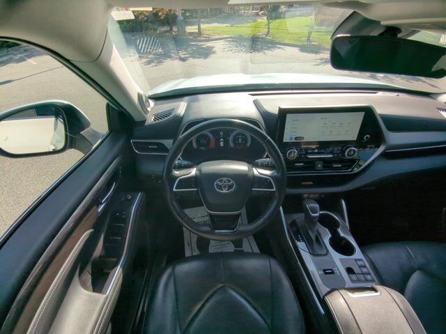 Used 2023 Toyota Highlander Limited FWD image 31