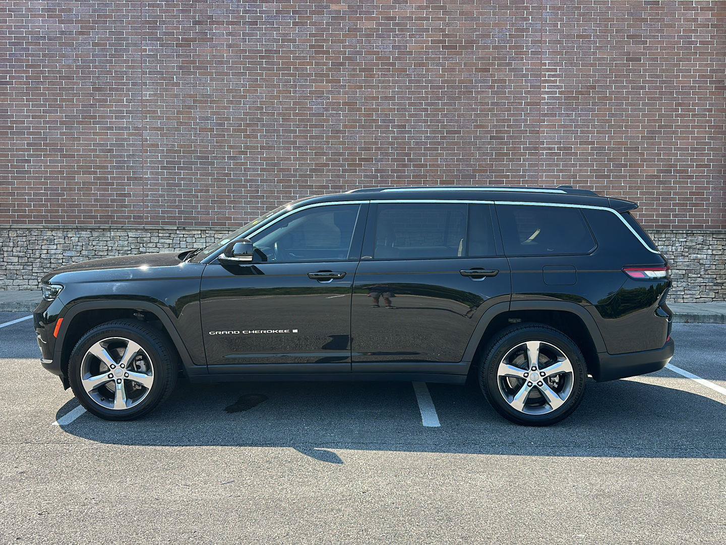 Used 2022 Jeep Grand Cherokee L Limited AWD/4WD image 2