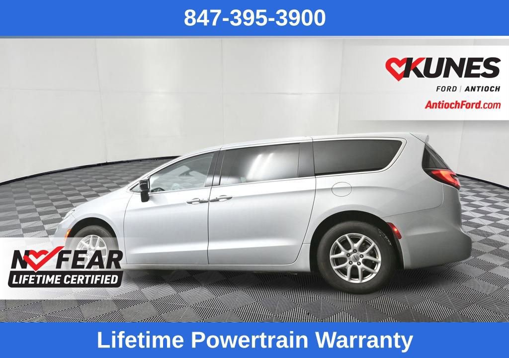 Used 2024 Chrysler Pacifica Touring-L image 29