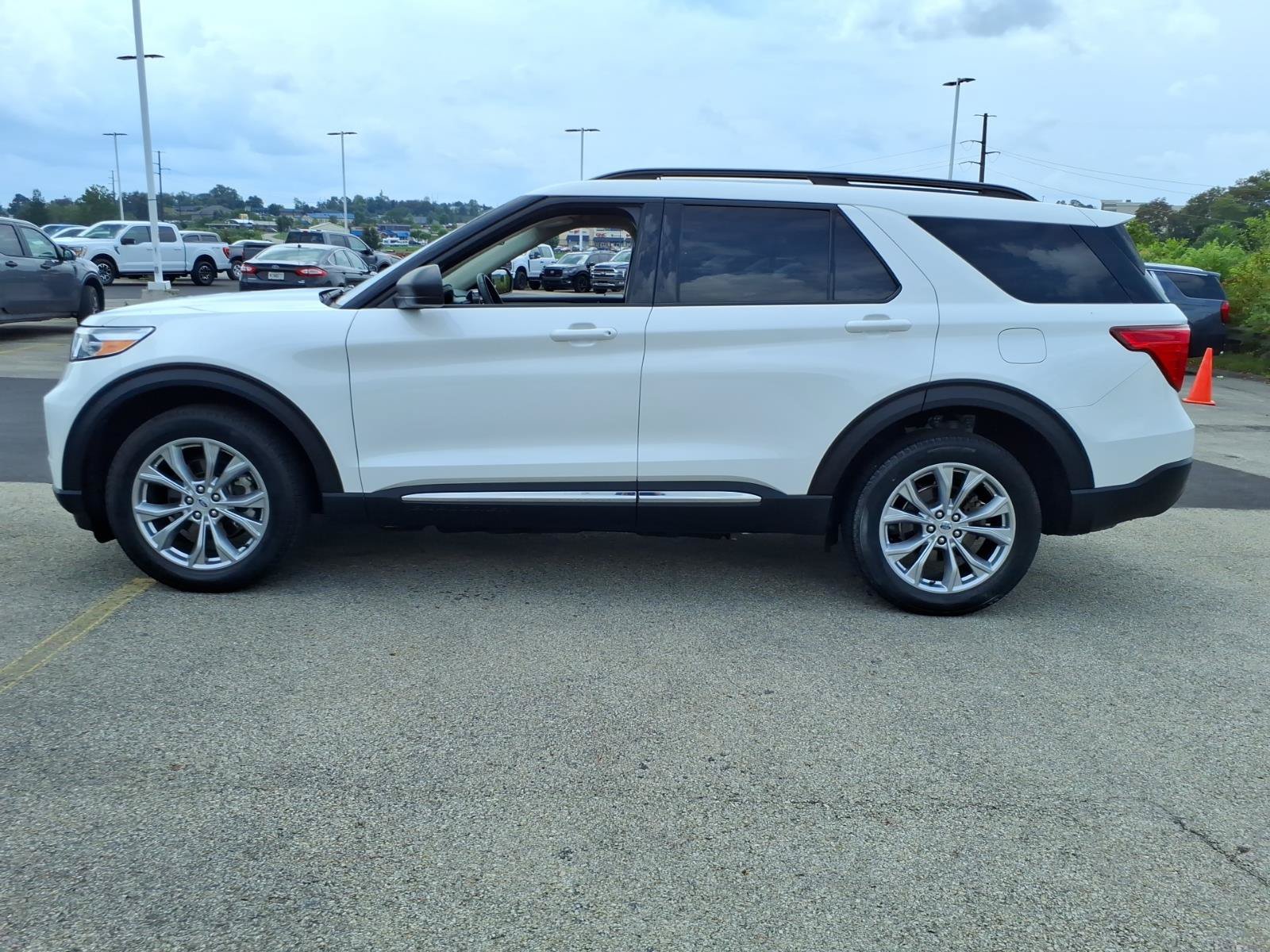 Certified 2023 Ford Explorer XLT w/ Equipment Group 202A AWD/4WD image 4