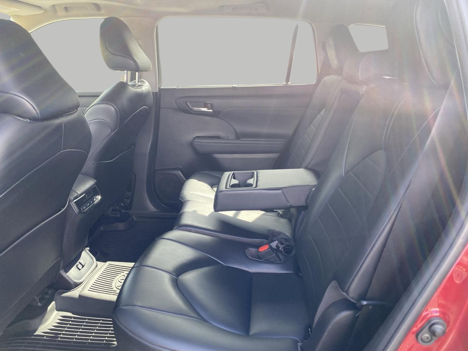 Used 2022 Toyota Highlander XLE AWD/4WD image 4
